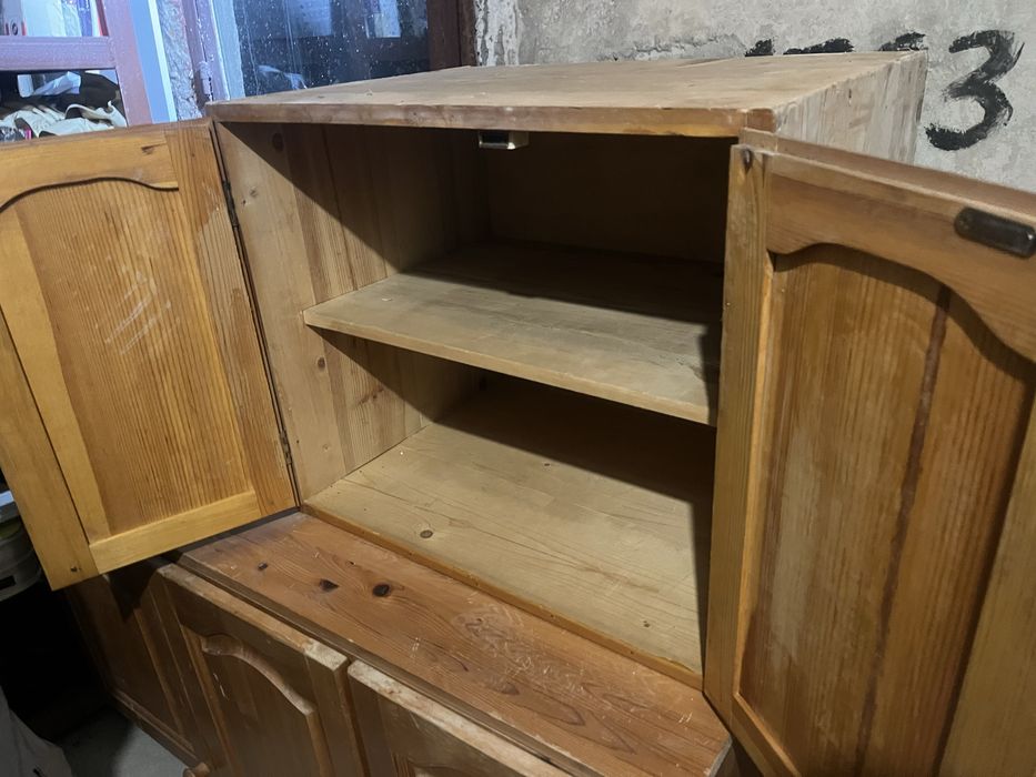 Шкаф от естествено дърво (чам)