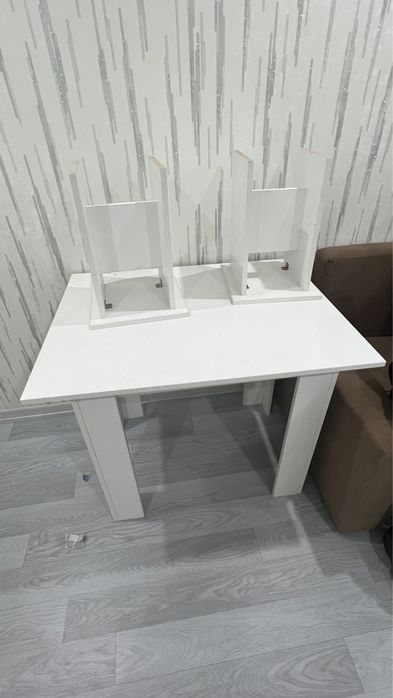 Стол, тумбочка для обуви, умывальник, стиральная машина, плита