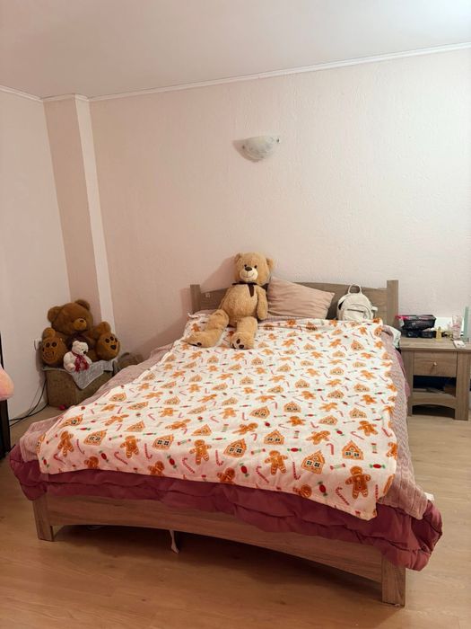 Къща с два двора и гараж готова за живеене