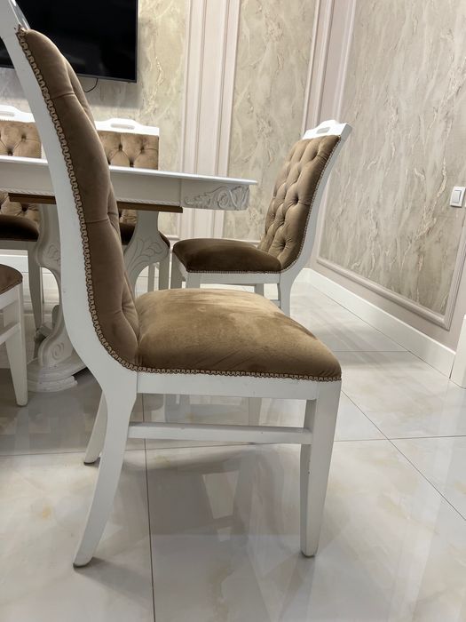 Стол и стулья из дерева