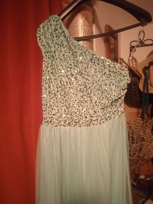 Rochie de seara vernil, cu un umăr descoperit,
