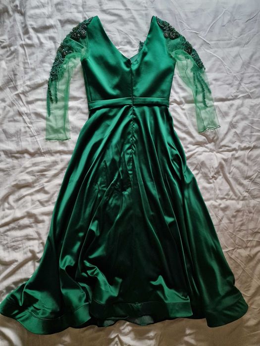 Зелена сатенена рокля с камъни и маниста