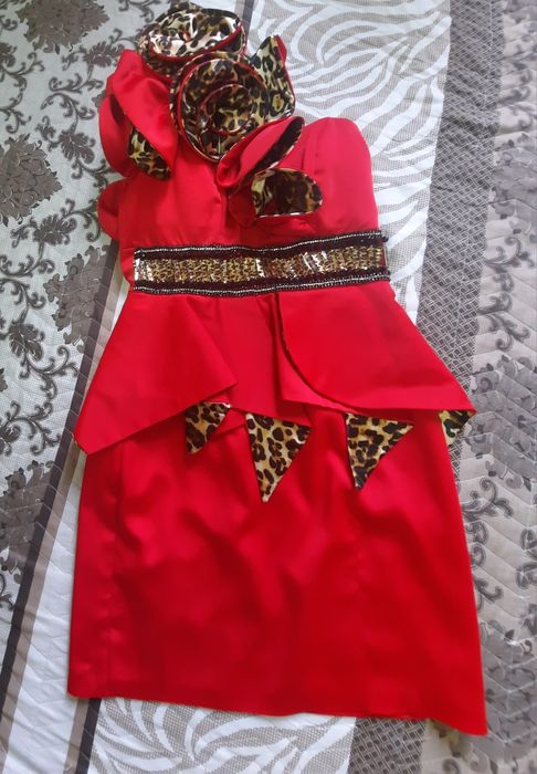 Вечернее платье с одним открытым плечом