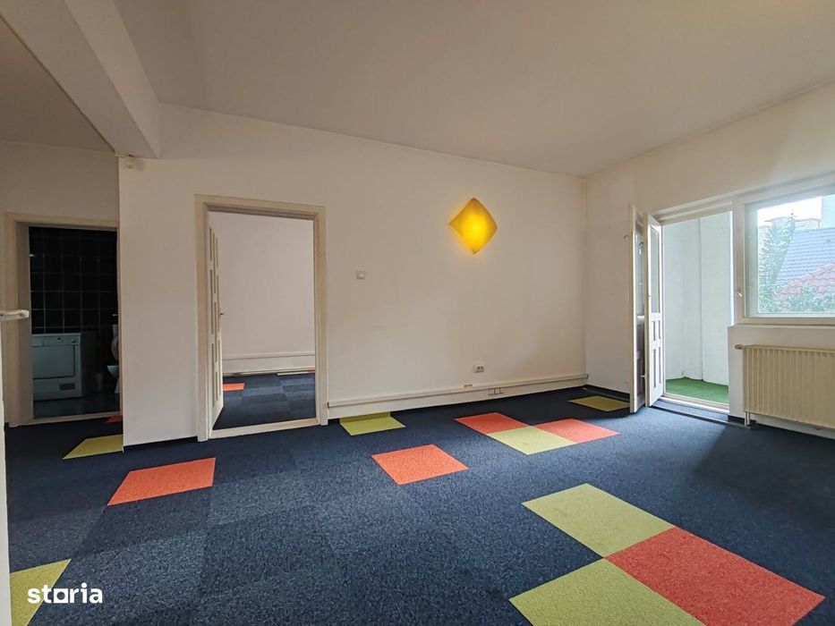 Casă 8 camere, curte generoasă