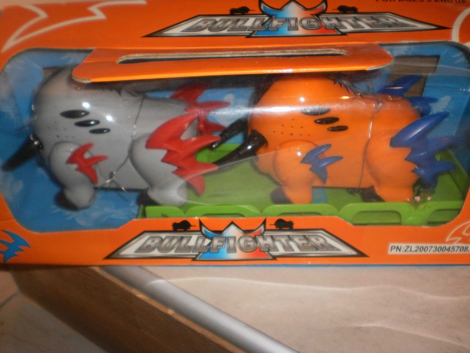 Биещи се бикове-механизирана детска играчка, нова