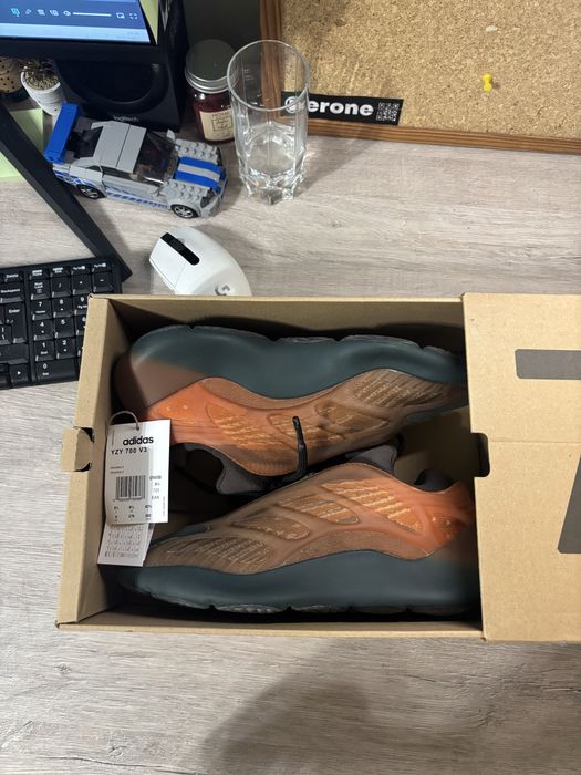 Adidas yezzy 700 copper