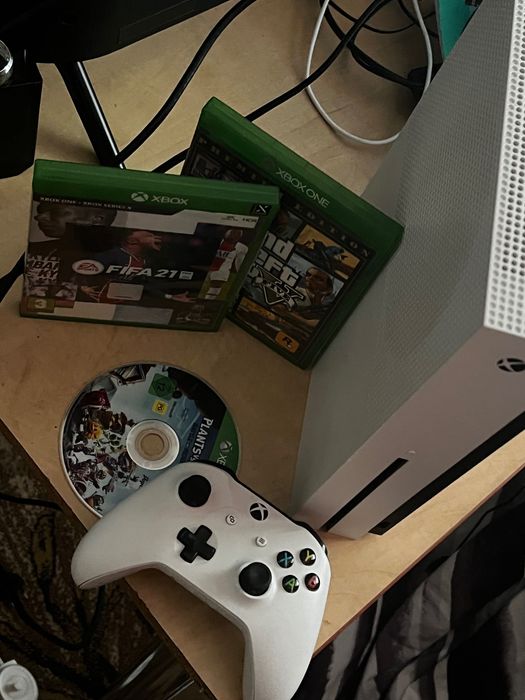 Xbox one series S in stare impecabila cu controler si jocuri!