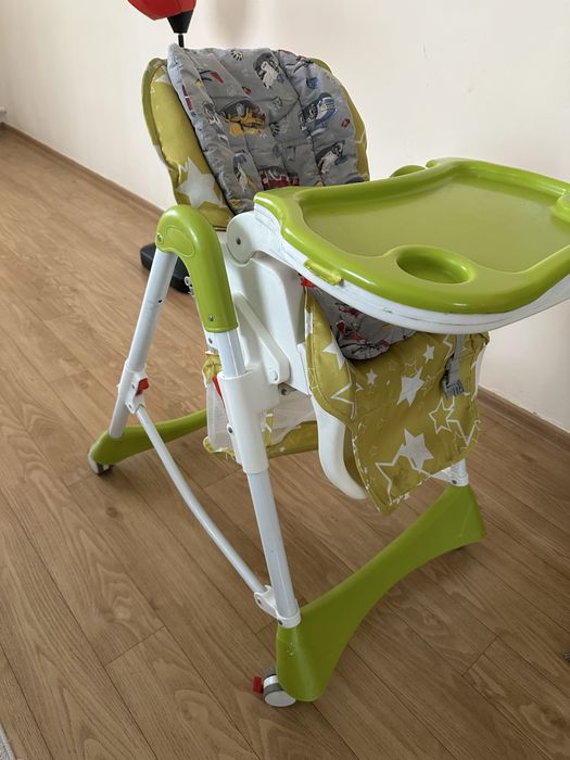Стол для кормления , удобный,зеленого цвета.Дополнительно есть матрас