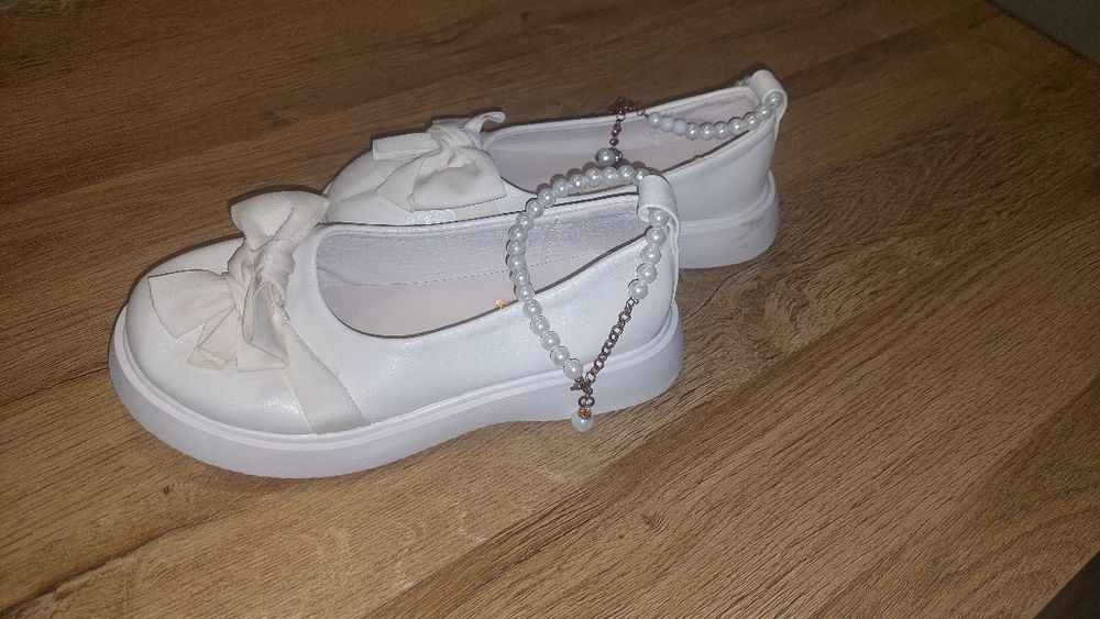 Официални обувки за момиче и кецове