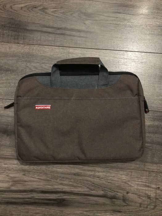 Vând notebook Asus, impecabil si geantă laptop hardcase,nouă.