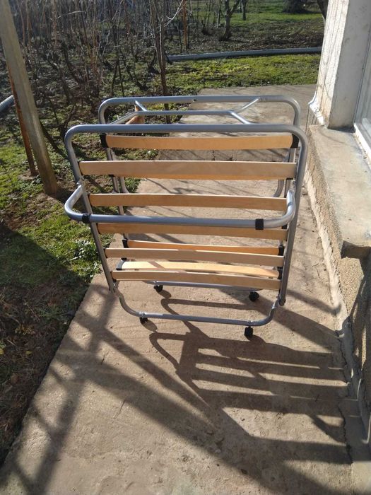 Продавам походно легло