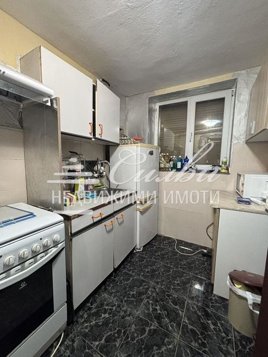 Самостоятелна двуетажна ТУХЛЕНА къща с ГАРАЖ - гр.Нови Пазар.