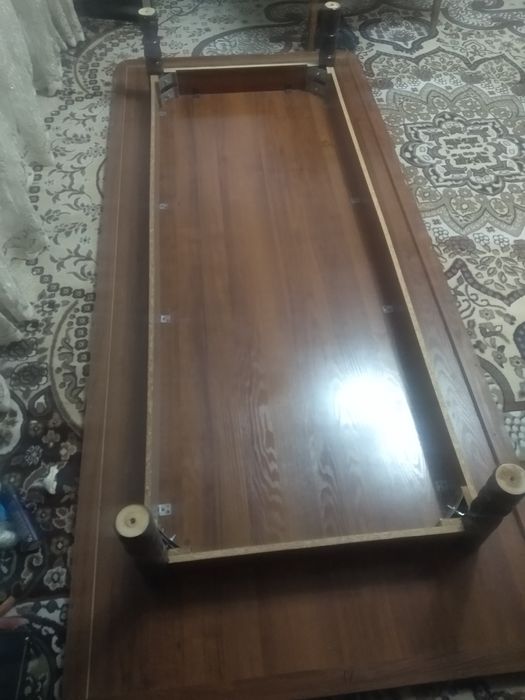 стол сотилади ..