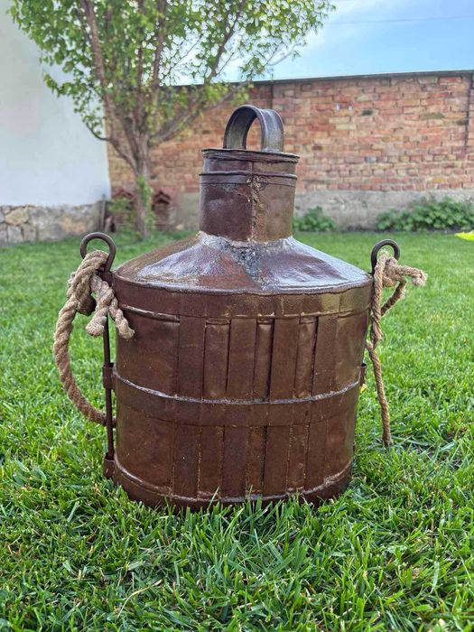 Старинна тенекия за прясно мляко с въжена дръжка.