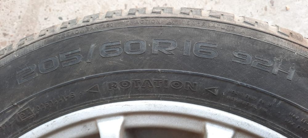 4 Jenti cu cauciucuri