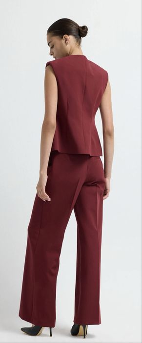 Елегантен комплект от панталон и елек в бордо