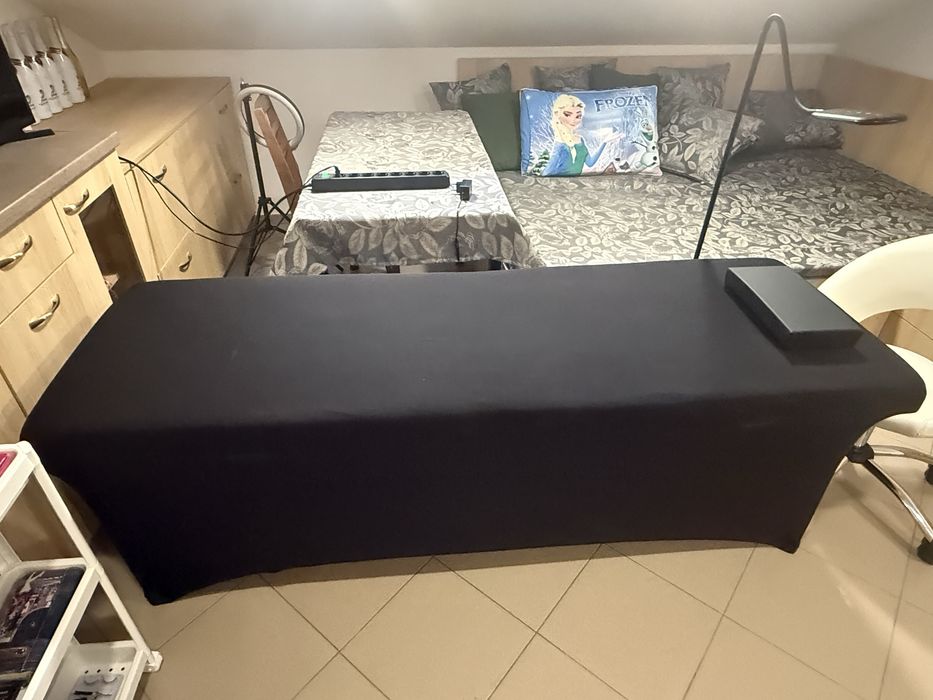 Стол и кушетка .