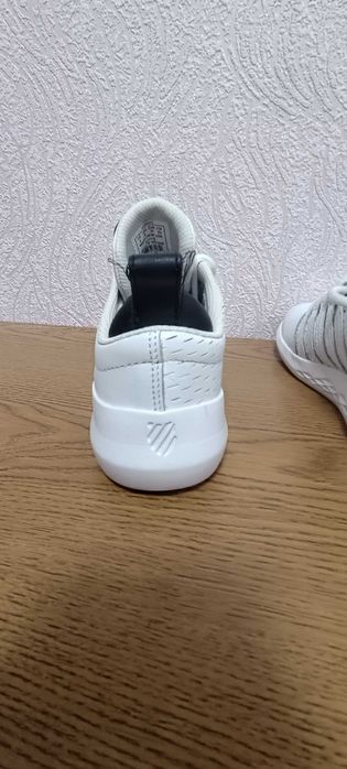 Кроссовки бренд KSwiss женские новые размер 37