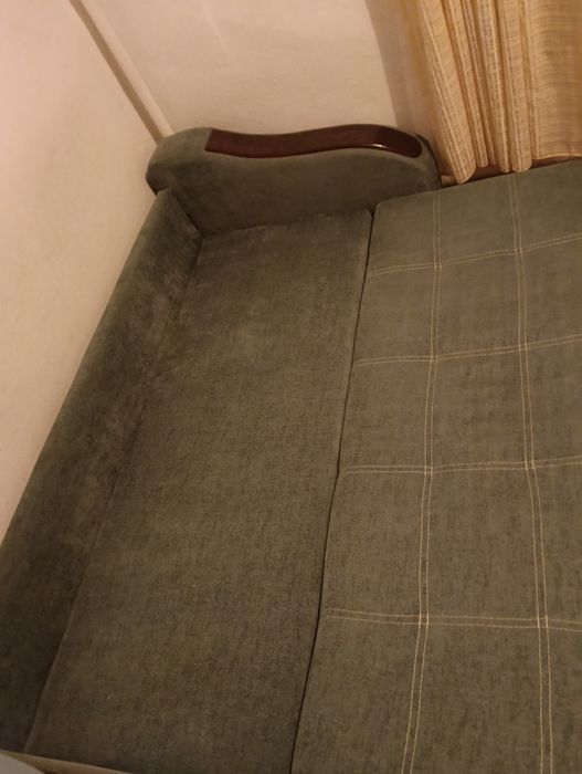 Диван с подушками