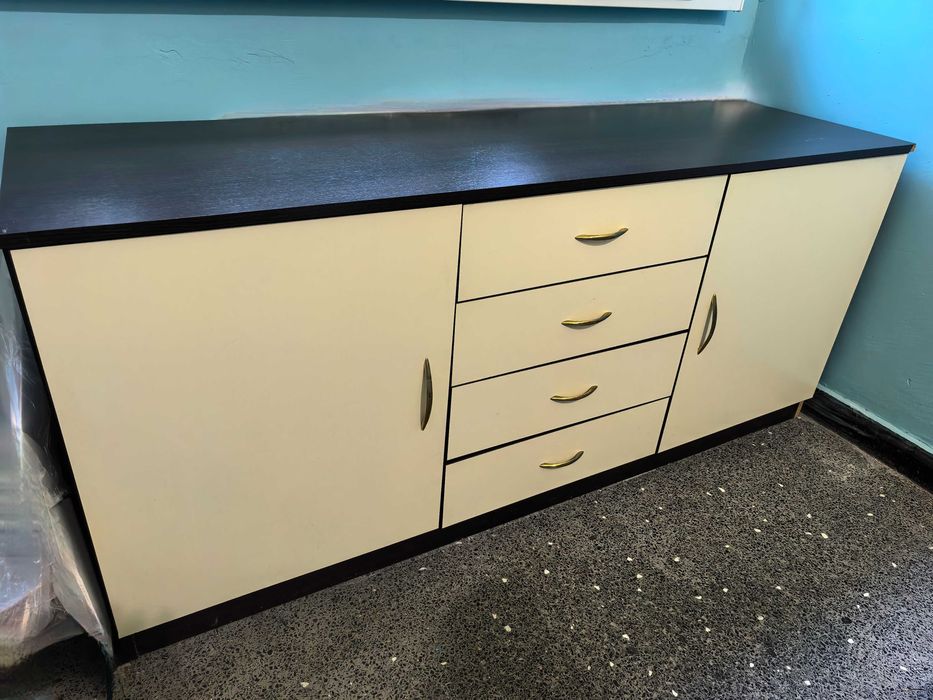 Добре запазен шкаф