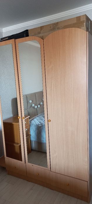 Продам плательный шкаф полками