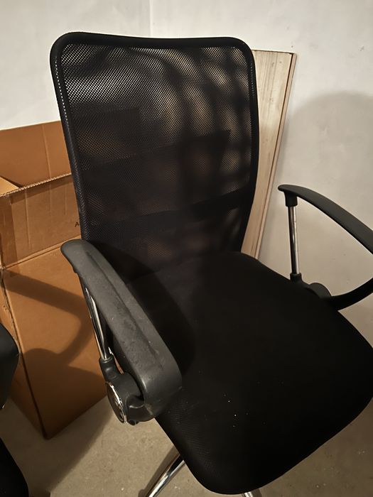 Два броя  Офис столове