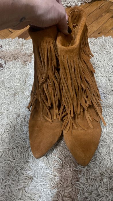 Botine din piele intoarsa cu franjuri in stare excelenta