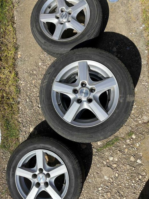 Vând roți ( jante R15 + cauciucuri, 5 prezoane )