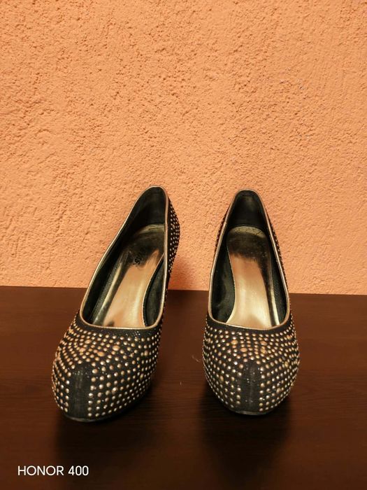 Елегантни обувки на ток