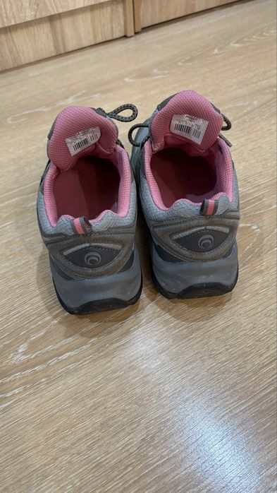 Продам женские кроссовки Outventure.