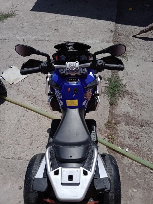 Motoretă și mașină pentru copiii