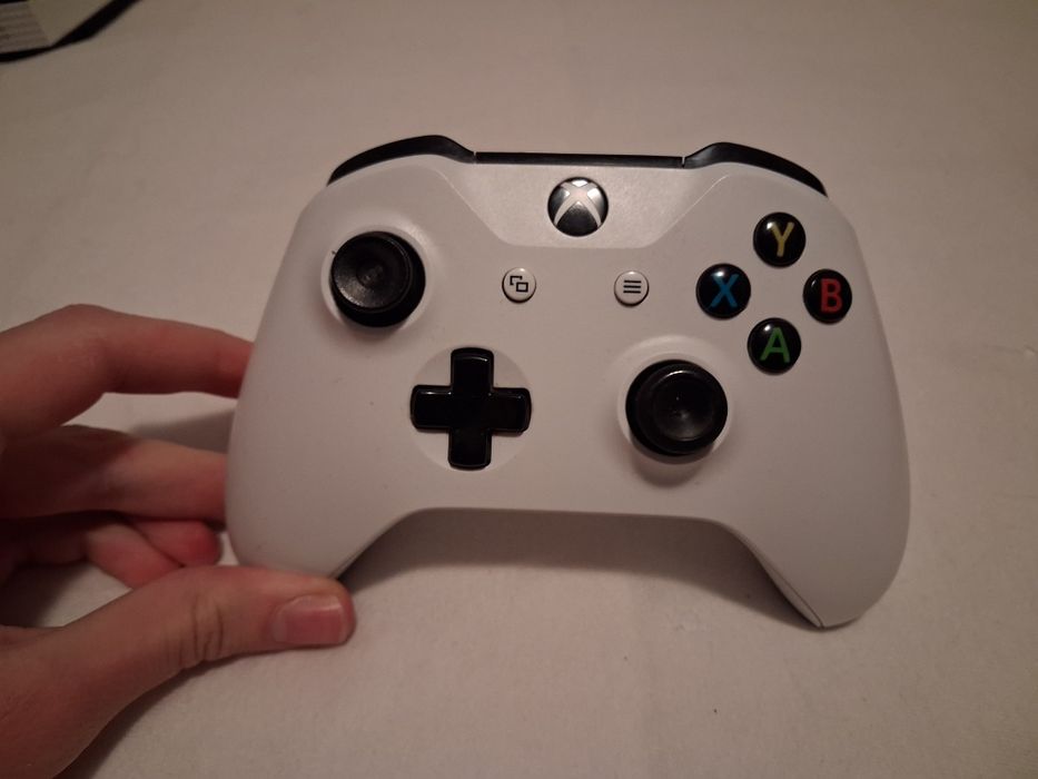Xbox One S cu GTA 5 si o maneta