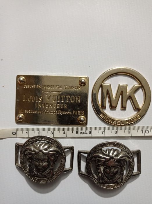 Lot embleme și paftale