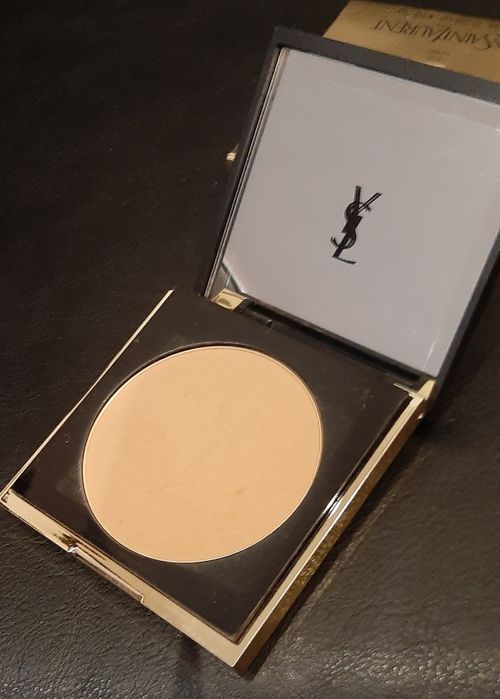 Суха пудра на марката Ives Saint Laurent