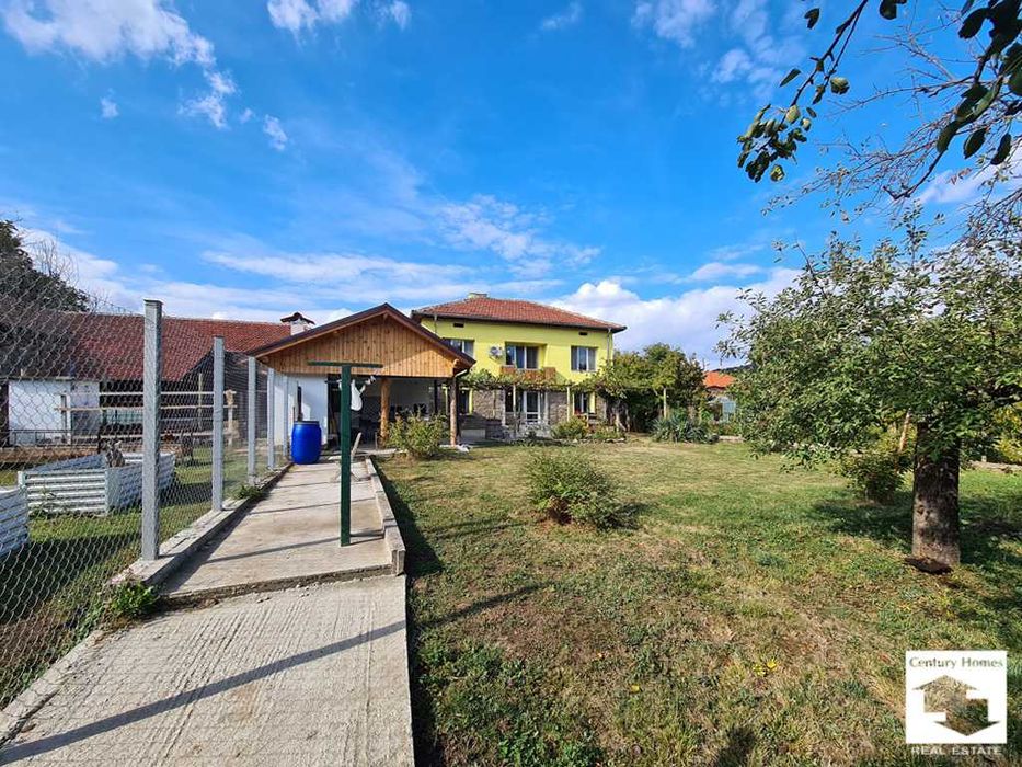 175101 Масивна къща с голям двор и кладенец  в село Петко Славейков