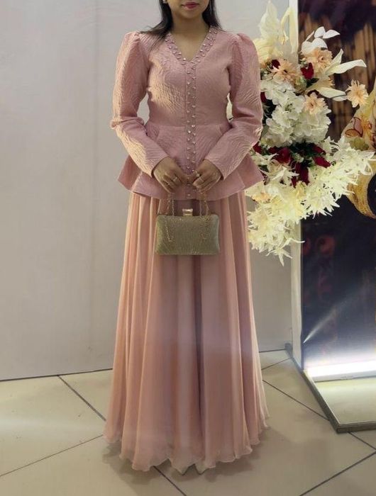 Платья вечерние