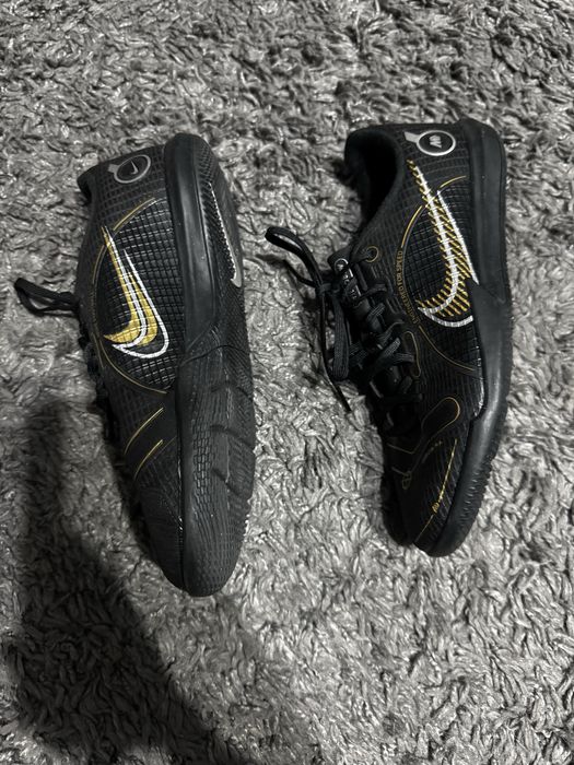 Adidasi Nike fotbal marimea 37.5