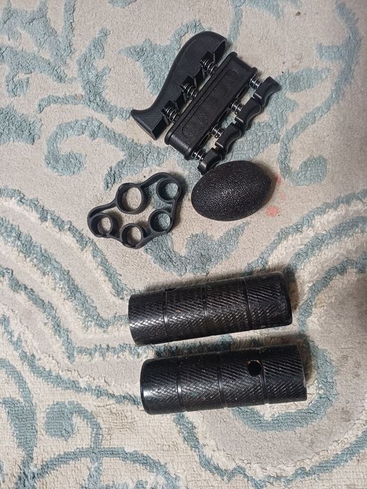 Продам эспандеры и 2 пеги для великов