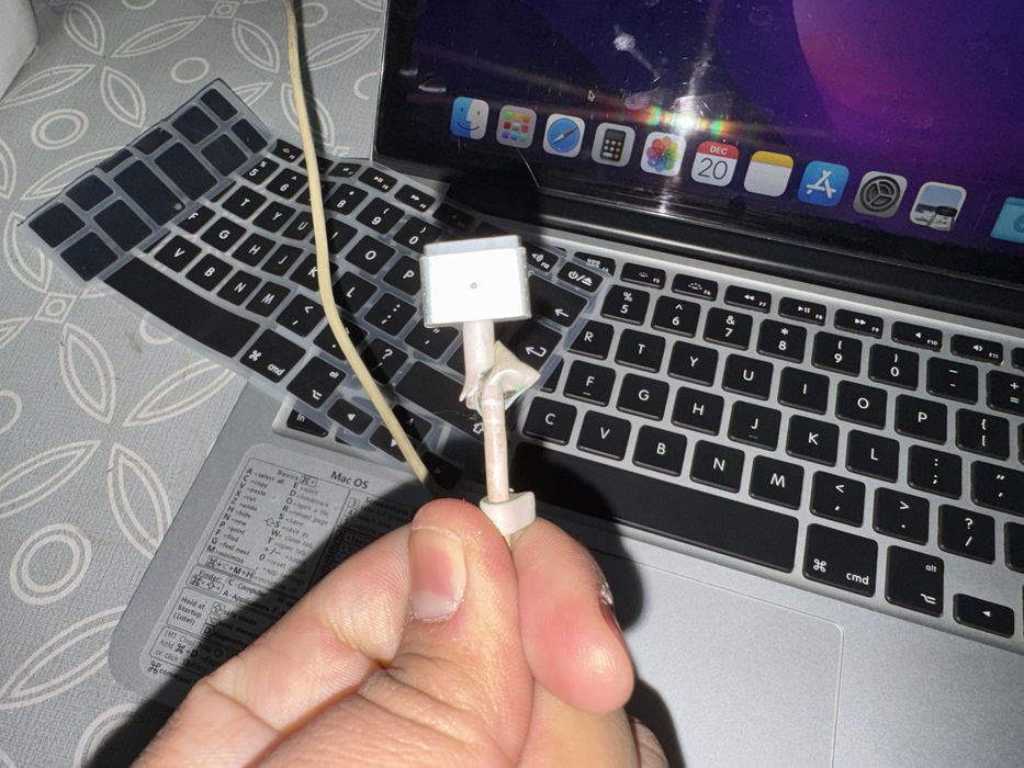 MacBook Pro 13 dyum (2015) + ikkita sumka, gilof va klaviatura himoyas