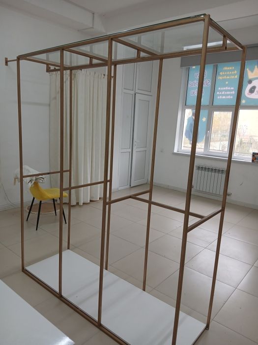 Вешалки, стеллажи.