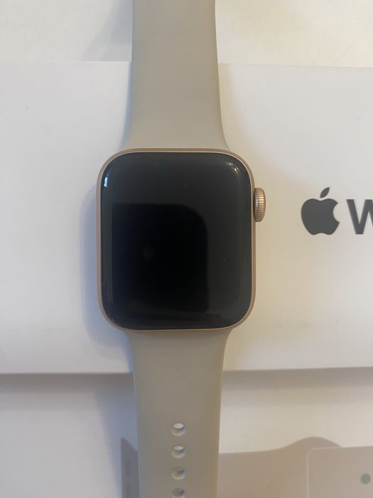 Продам часы Apple Se