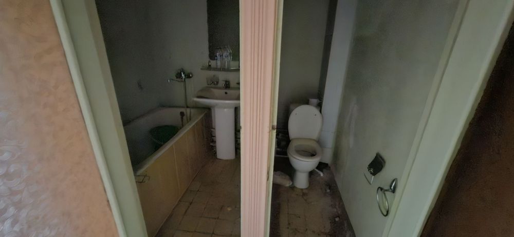 2-3 хона сотилади уртада жойлашган