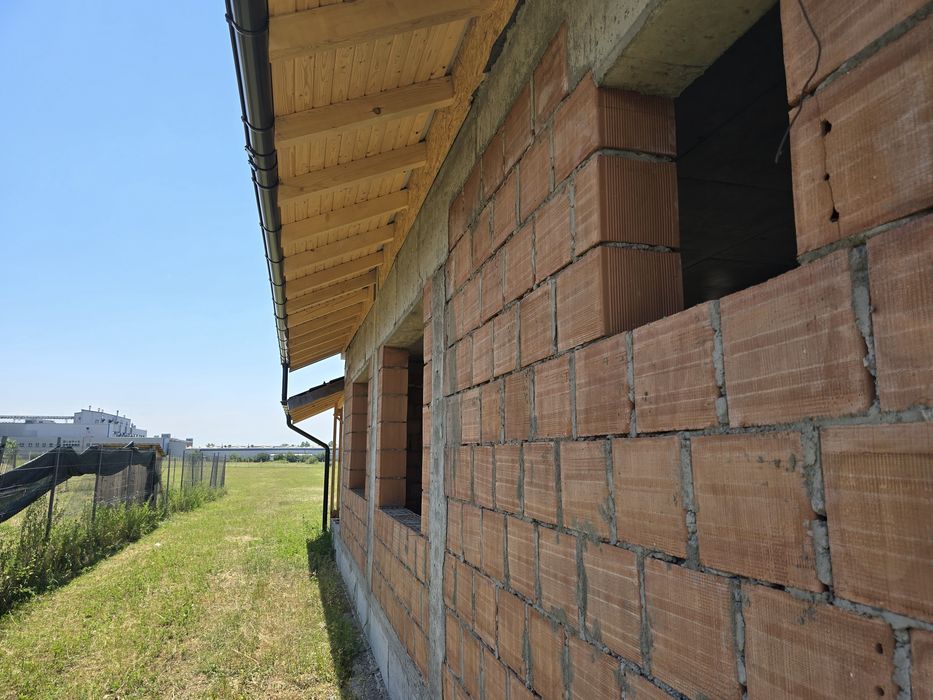 Casa la rosu de vanzare