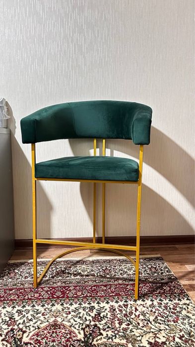 Barniy stul- barxt mato, temirdan mustahkam tilla ranglik oyoq,