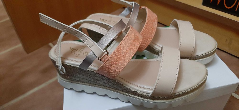 Дамски сандали с платформа