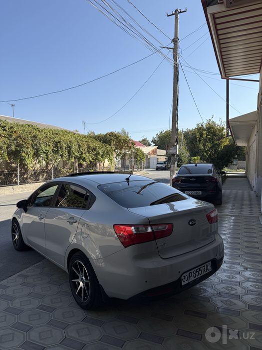 Kia rio sotiladi