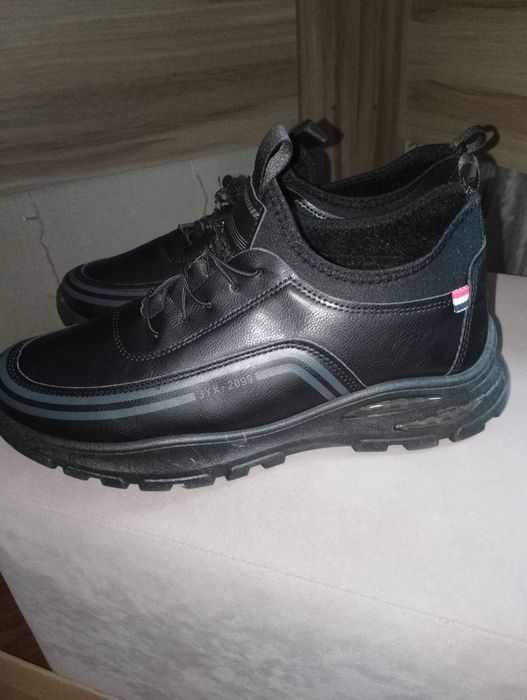 Продам мужские кроссовки