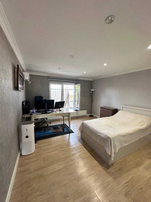 Продаётся добротный дом, 6 соток. 6 комнат. летняя кухня.  Дом угловой