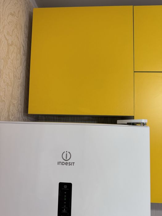 Продам холодильник Indesit