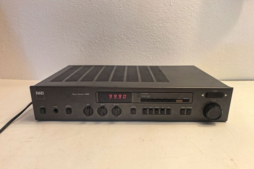 Amplificator NAD 7020i statie